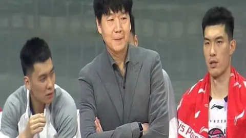 “每日篮球盛宴：国王独挑大梁，对决独行侠谁将称霸赛场？”